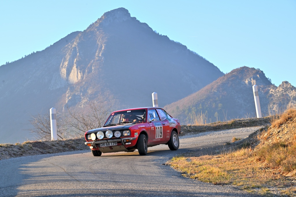 Lars Hindsgaul og Arne Pagh fik også drejet deres Fiat 128 Coupé fra 1972 ind på en forkert bjergvej. Alligevel er de rykket frem fra nr. 36 til nr. 34 i Rallye Monte-Carlo Historique.
(Foto: Per Vilslev)